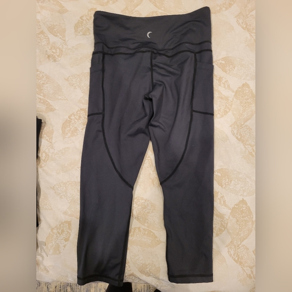 Zyia black Capri legging, size 8-10 - Picture 2 of 3